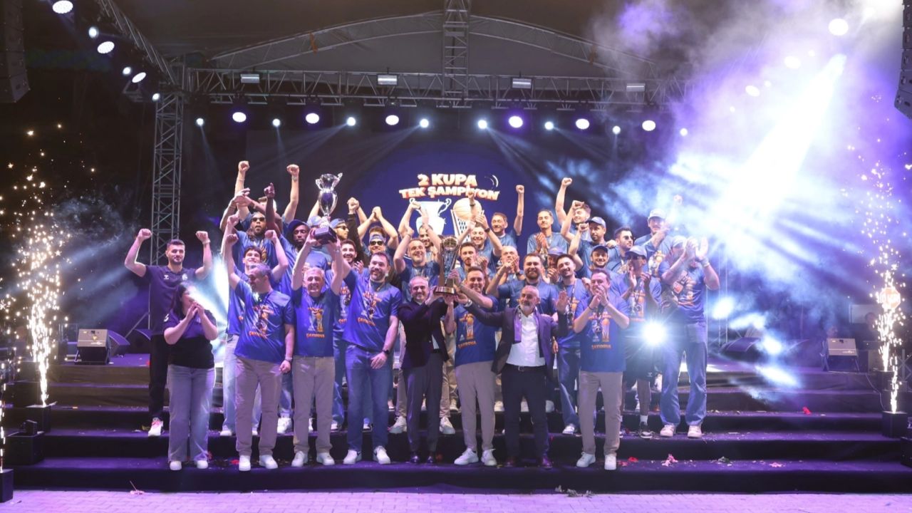 Çayırova'da şampiyon takım, şampiyon taraftarıyla buluştu