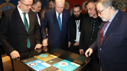 Cumhurbaşkanı Erdoğan, nadir cep saatlerini inceledi