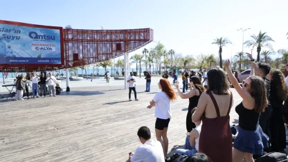 Erasmuslu gençlerden Antalya’da mini konser