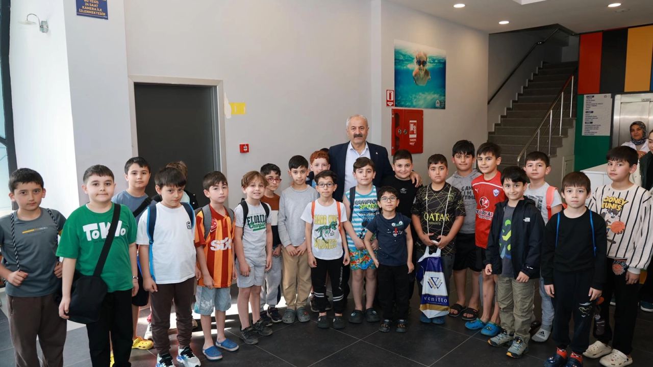 Gebze'de minik yüzücülere Başkan Büyükgöz'den ziyaret
