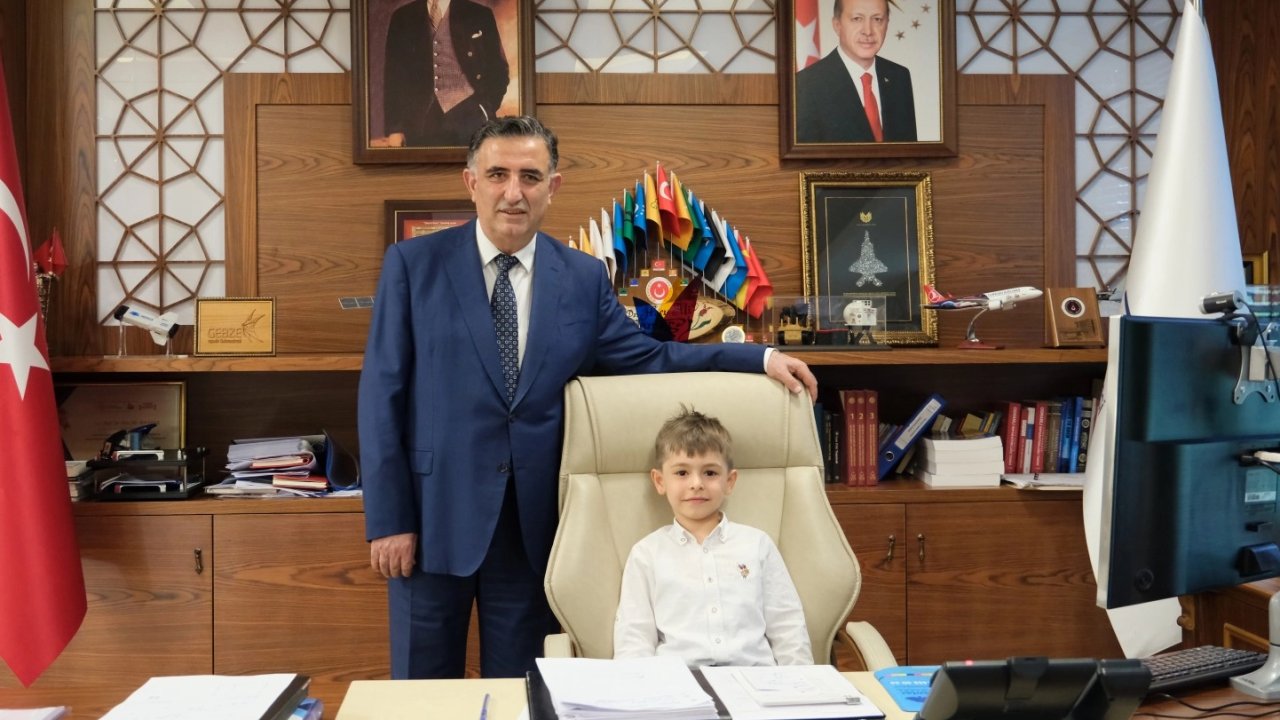 Gebze'de rektörlük koltuğu miniklerde