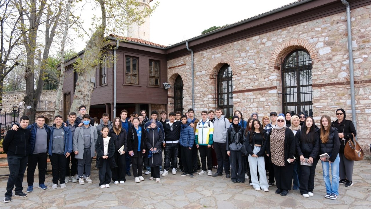 Gençler Kocaeli’de kitapla şehri keşfediyor