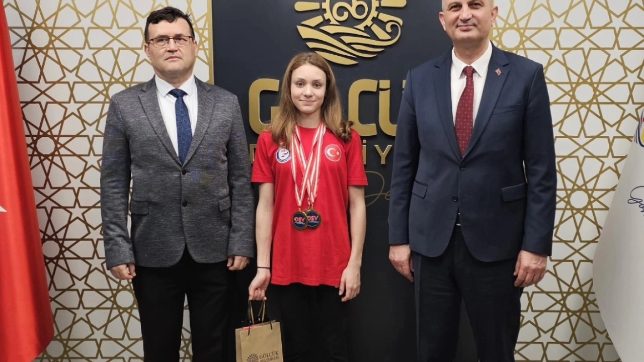 Gölcüklü şampiyon milli yüzücüden Başkan Sezer'e ziyaret