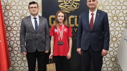 Gölcüklü şampiyon milli yüzücüden Başkan Sezer'e ziyaret