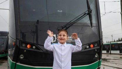 Hayal etti, 6 yaşında vatman oldu!