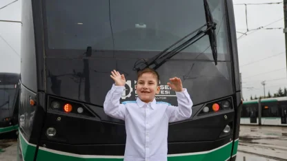 Hayal etti, 6 yaşında vatman oldu!