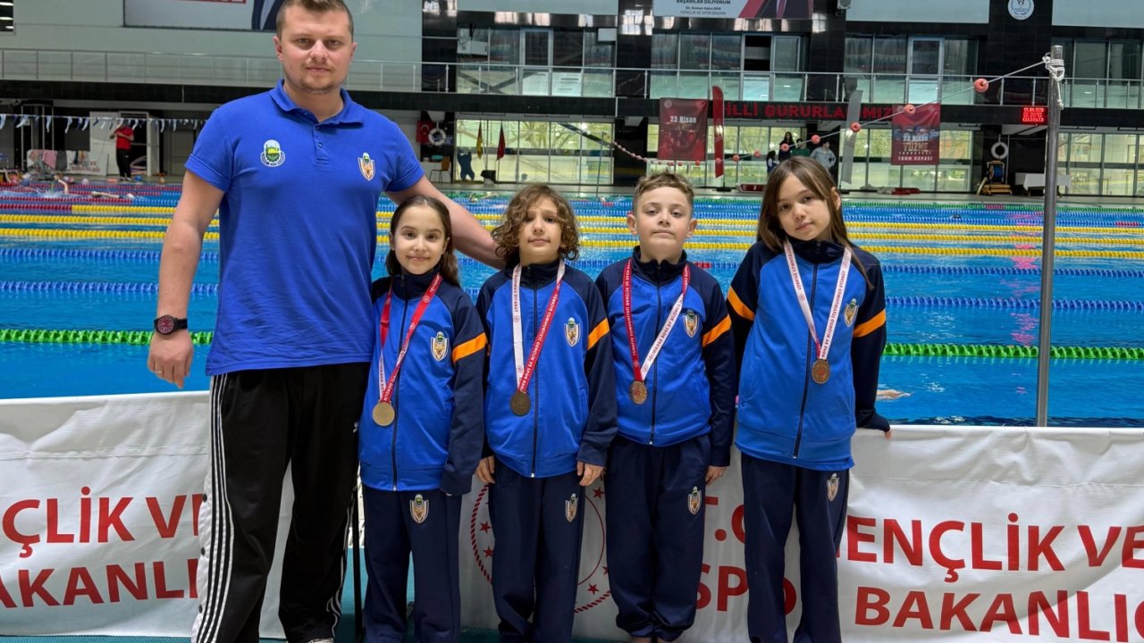 İnegöllü minik yüzücülerden 18 madalyalık gurur