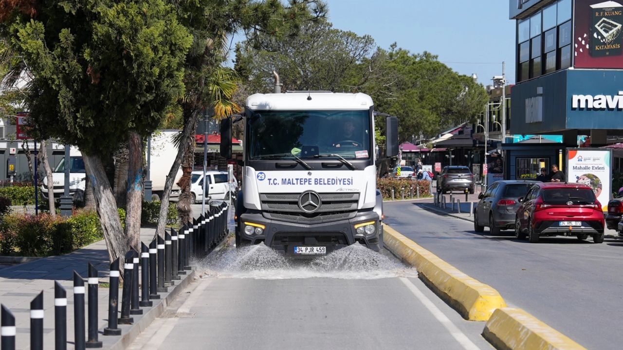 İstanbul Maltepe'de mahallelerde bahar temizliği sürüyor