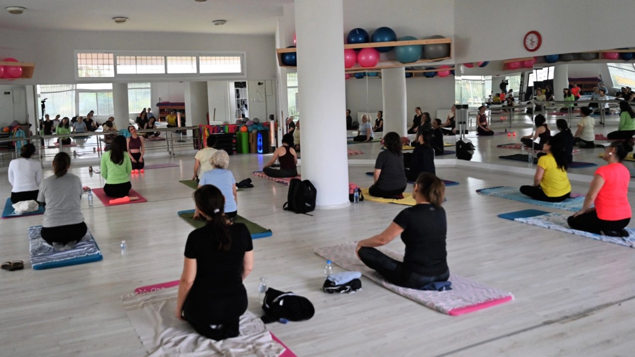 İzmir Bornova’da kadınlar yogayla güçleniyor