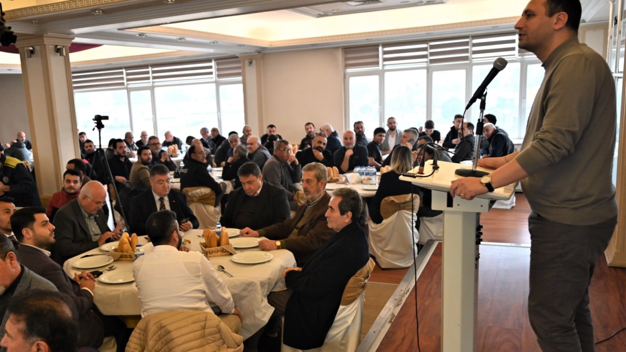 İzmir Bornova'da sanayi esnafıyla aynı sofrada