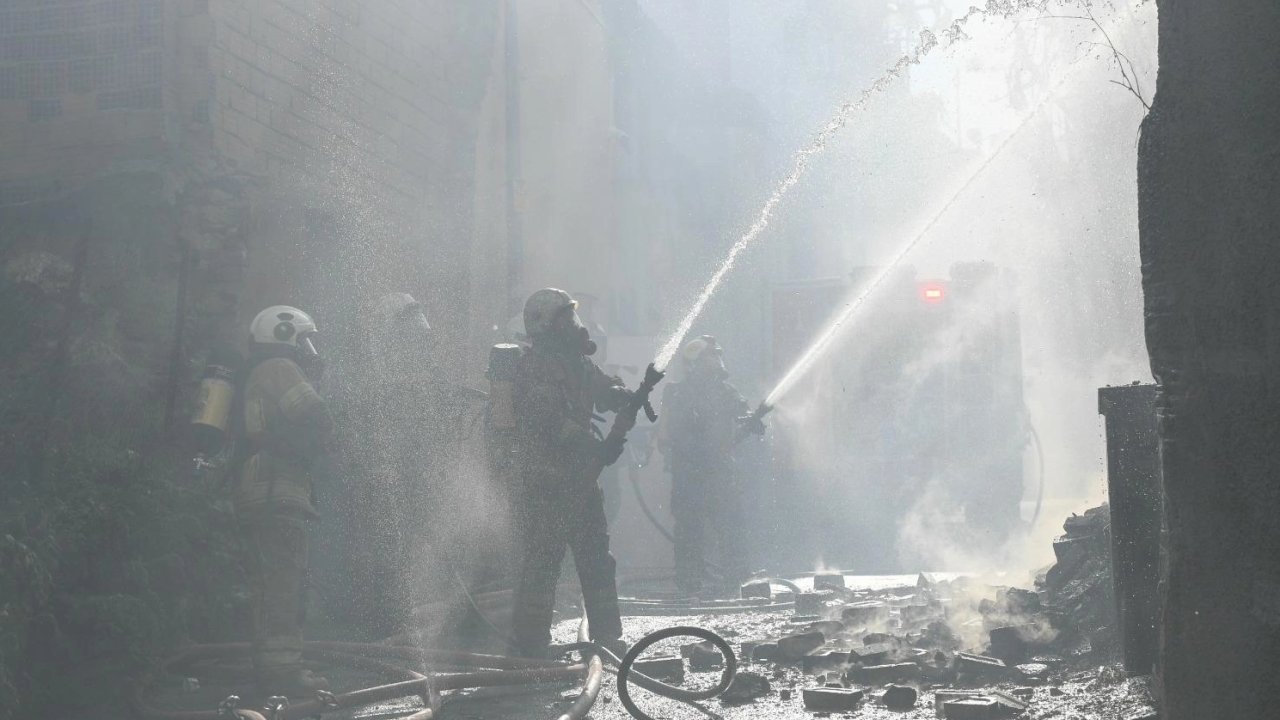 İzmir Konak’ta bina yangını kontrol altında