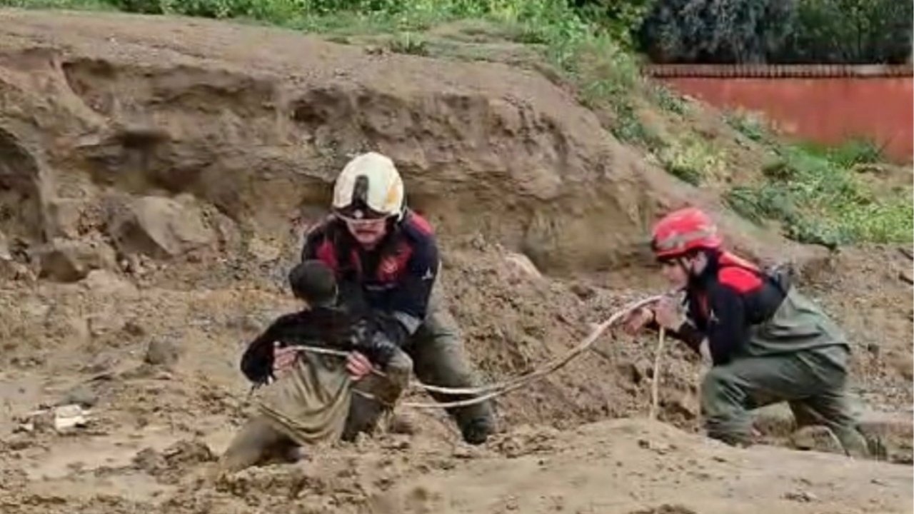İzmir Torbalı'da çamura saplanan iki çocuğu itfaiye kurtardı