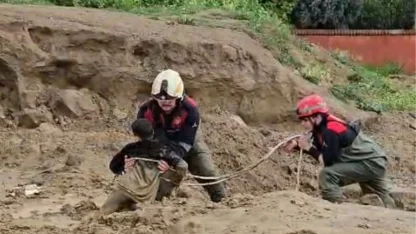 İzmir Torbalı'da çamura saplanan iki çocuğu itfaiye kurtardı