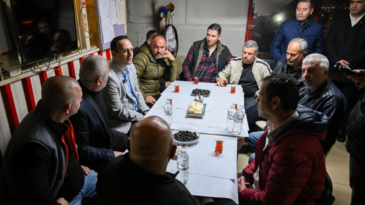 İzmir'de Başkan Eşki minibüsçülerle kahvaltıda buluştu