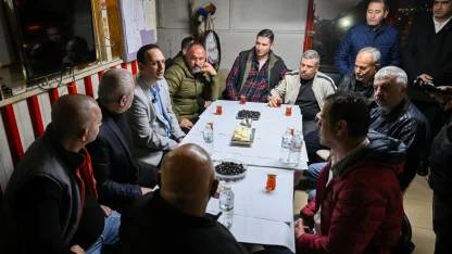 İzmir'de Başkan Eşki minibüsçülerle kahvaltıda buluştu