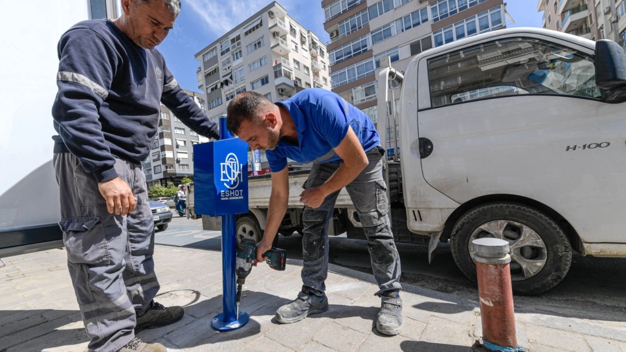 İzmir'de duraklara 3 binin üzerinde çöp kovası