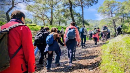 İzmir'de Efes Mimas Yolu’nda bahar yürüyüşü