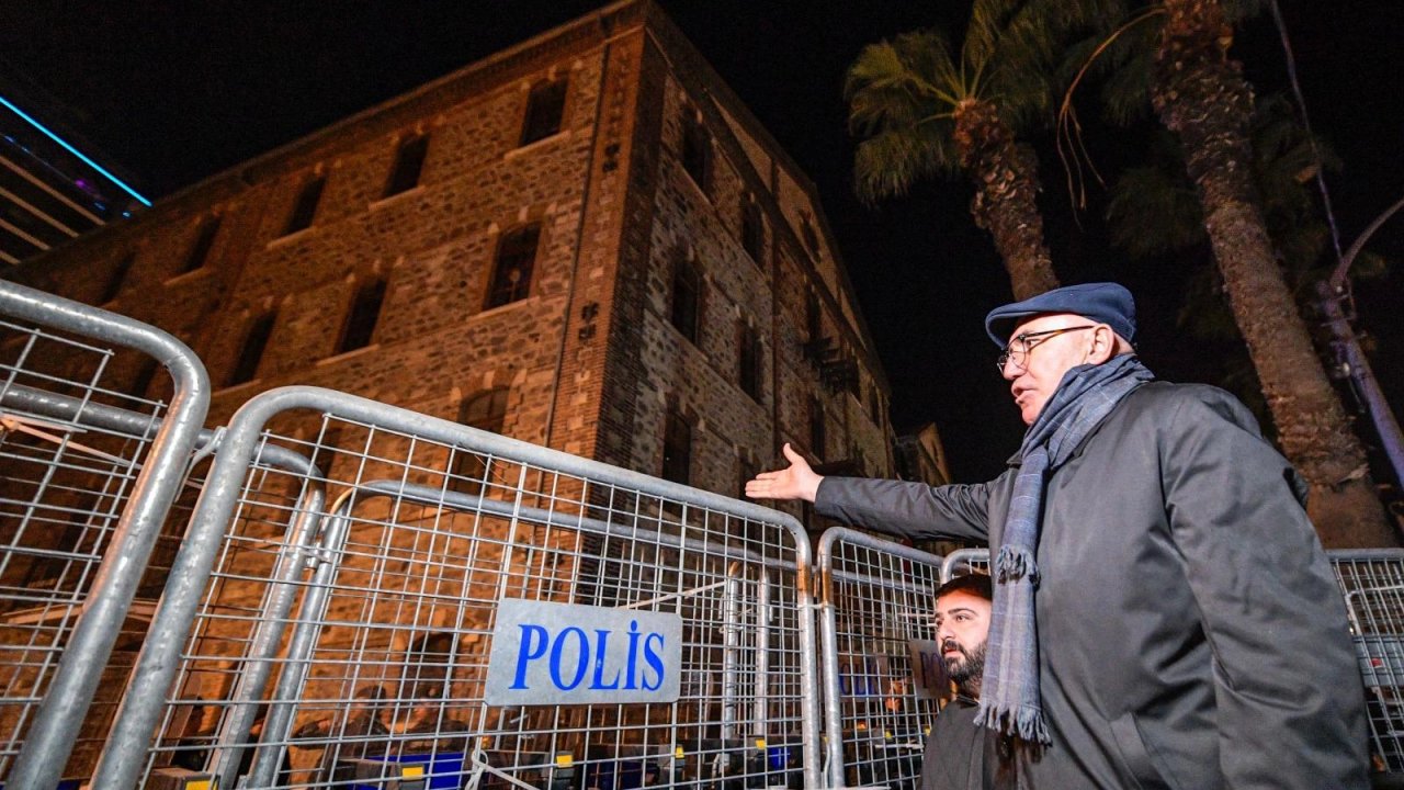 İzmir'de gece nöbetine devam... CHP'li Tanal pense ile plastik kelepçeleri kesti!