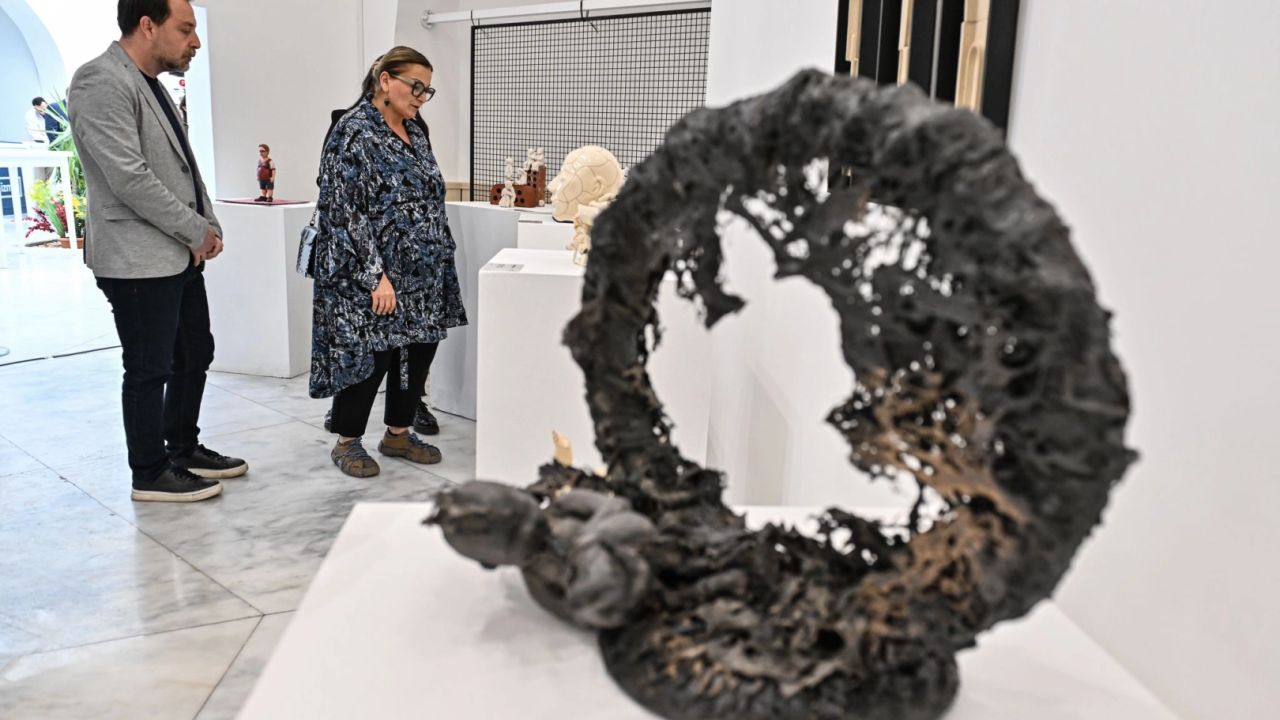 İzmir'de seramikle görünür kılınan sessiz çığlıklar