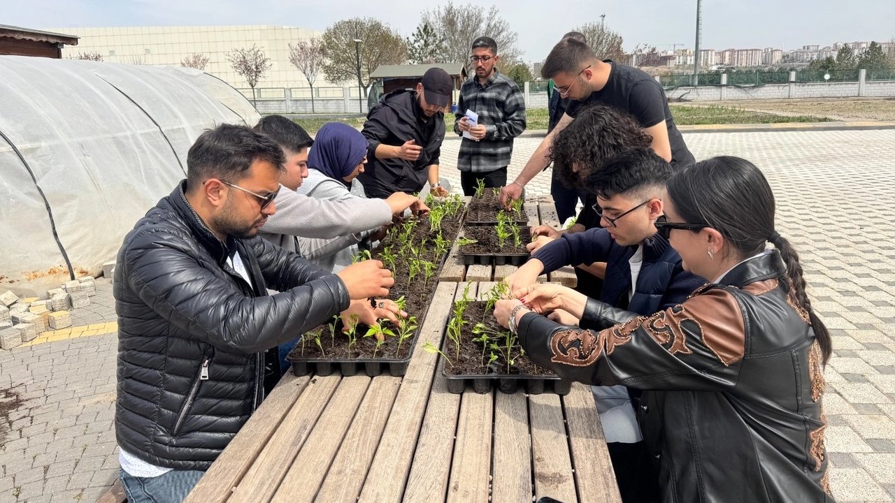 Kayseri Büyükşehir'den üniversitelilere uygulamalı tarım eğitimi