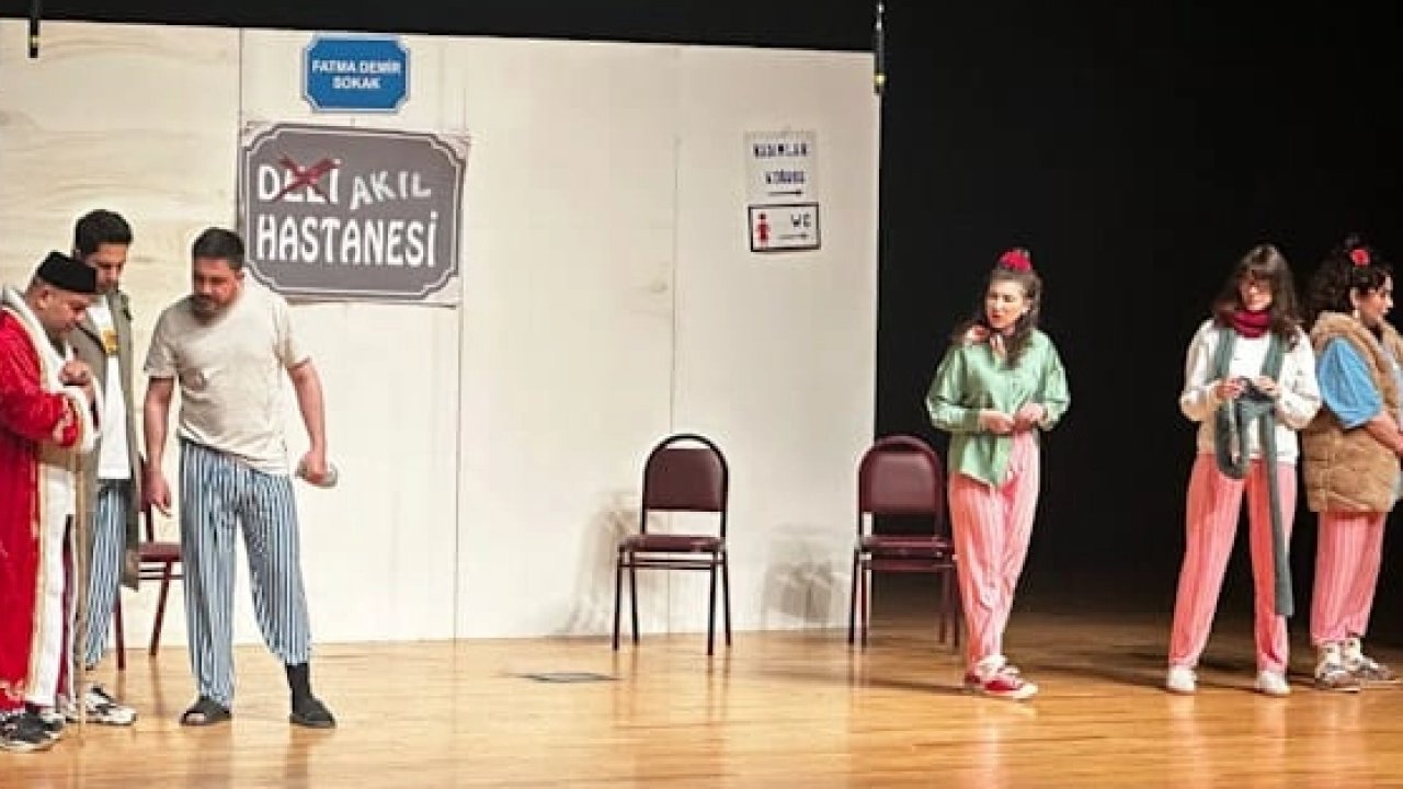 “Keçileri Kaçırıyorum” oyunu Kütahya’da sahnelendi