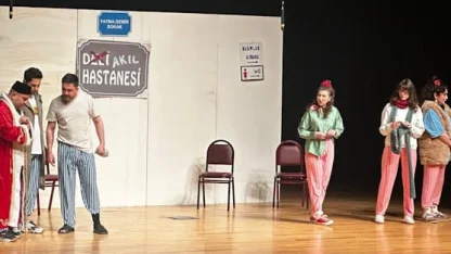 “Keçileri Kaçırıyorum” oyunu Kütahya’da sahnelendi