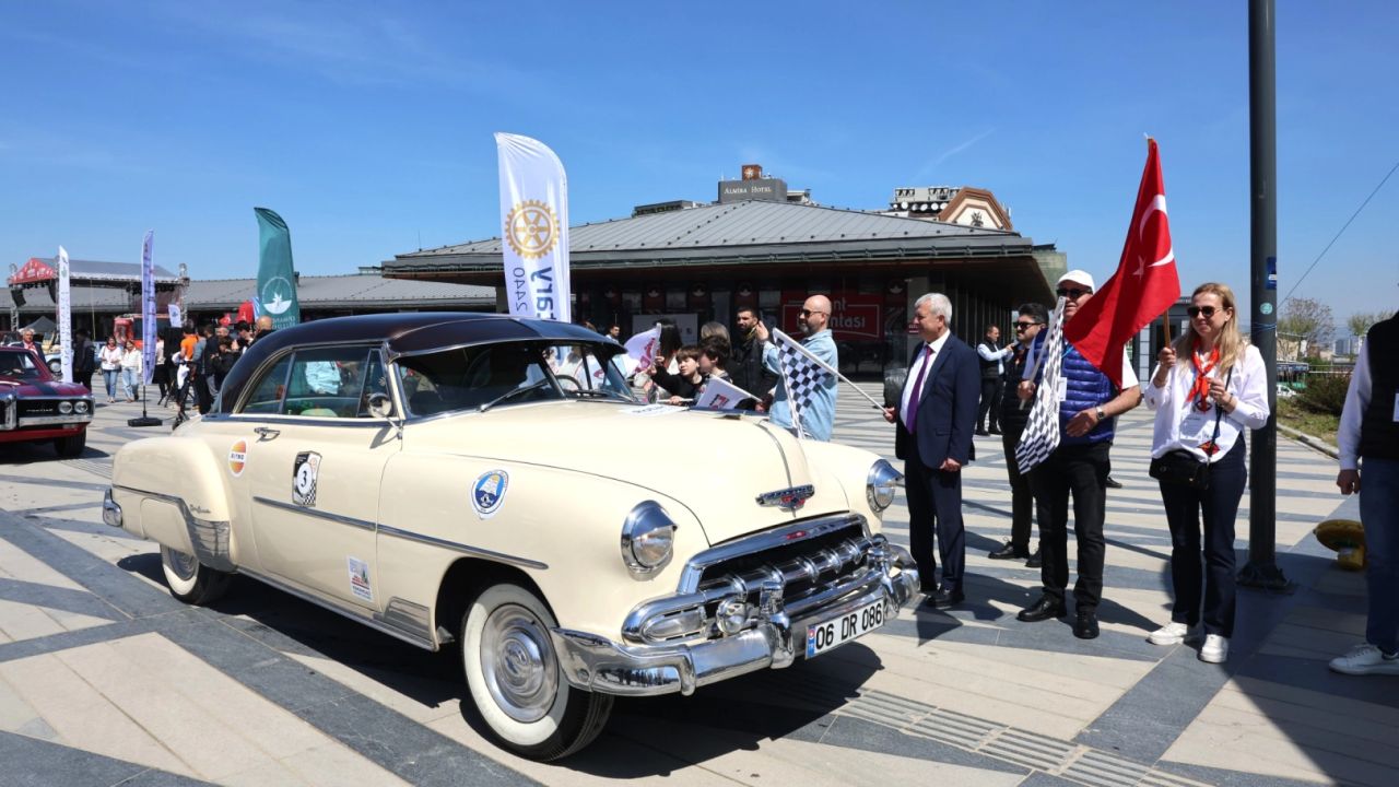 Klasik Otomobil Turu Bursa’yı renklendirdi... 'Klasik'ler geleceğe umut oldu