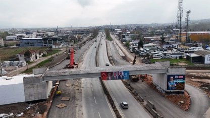 Kocaeli Başiskele'de dev kirişler 9 saatte yerleştirildi