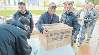 Kocaeli Büyükşehir, balıkçılara malzeme dağıttı