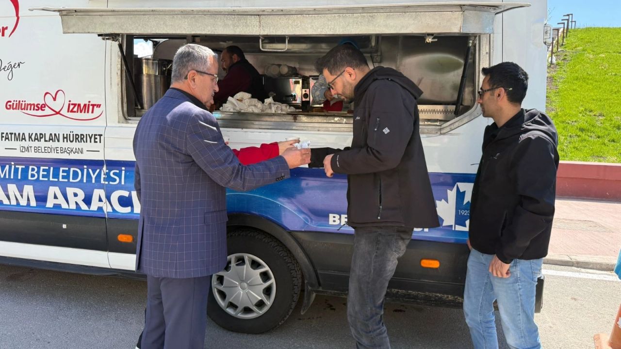 Kocaeli İzmit'te vatandaşlara sıcak ikram