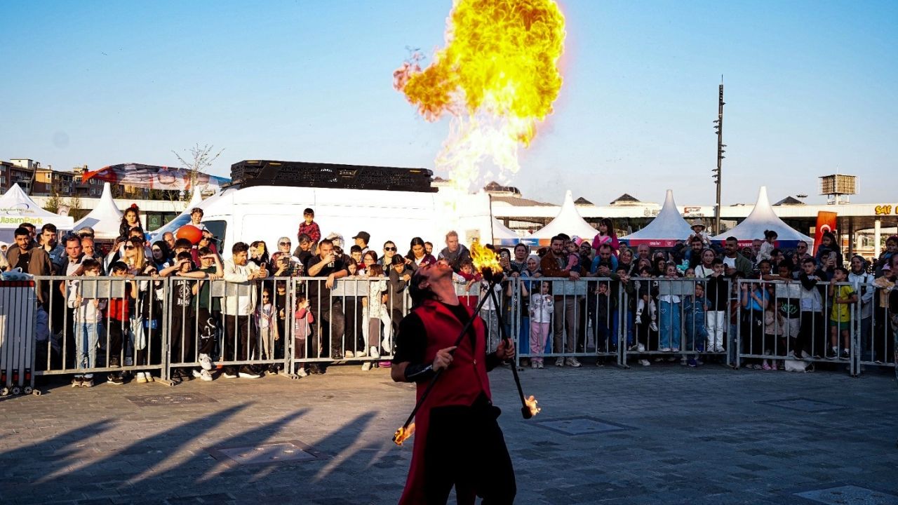 Kocaeli'de havada uçan alevler hayranlıkla izlendi