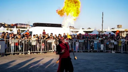Kocaeli'de havada uçan alevler hayranlıkla izlendi
