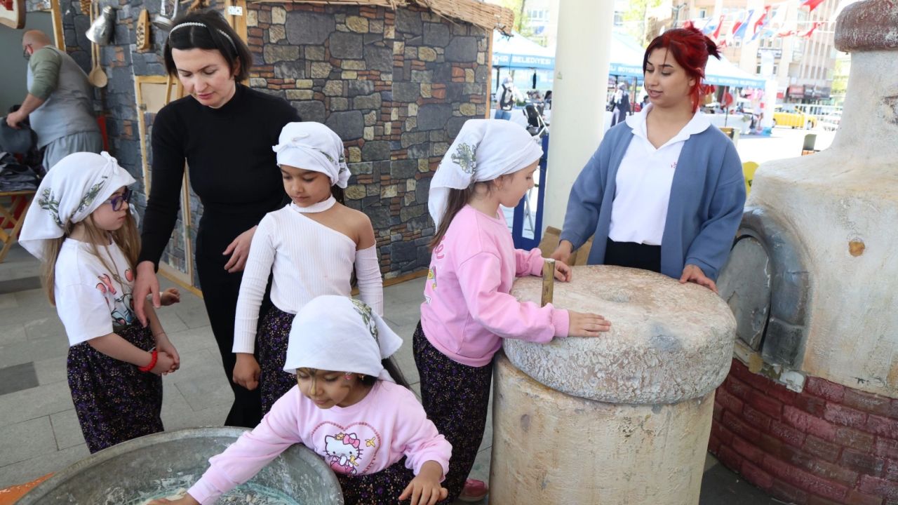 Kocaeli'de minik eller hamur yoğurdu