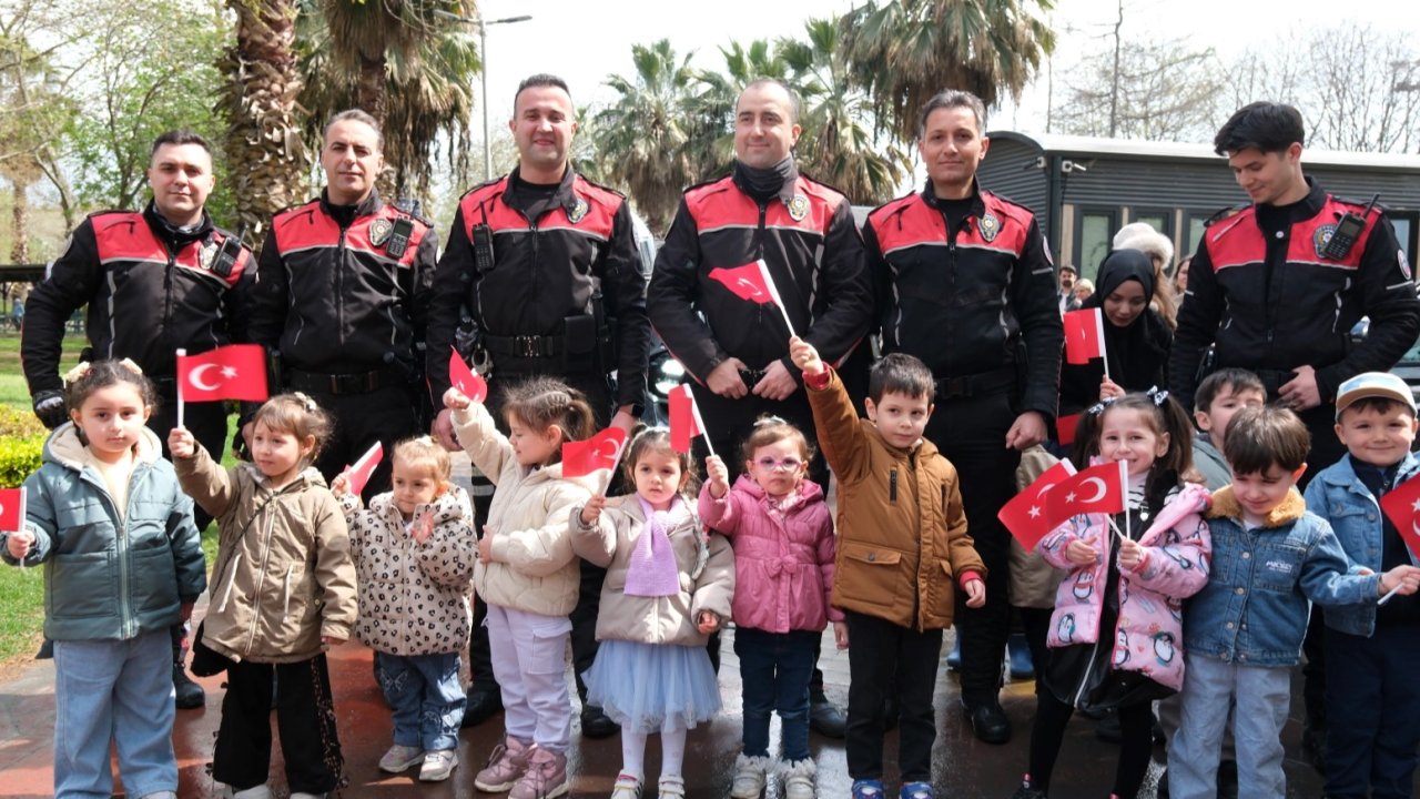Kocaeli'de minikler polis amcalarını ağırladı