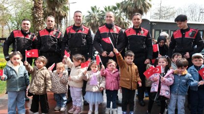 Kocaeli'de minikler polis amcalarını ağırladı