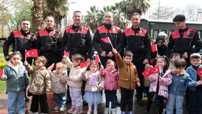 Kocaeli'de minikler polis amcalarını ağırladı