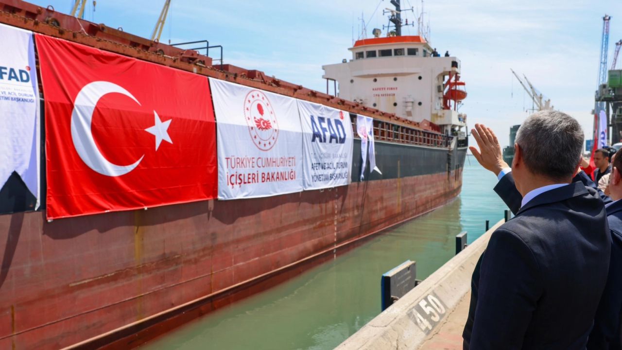 Lübnan’a 730 ton insani yardım Mersin’den dualarla uğurlandı