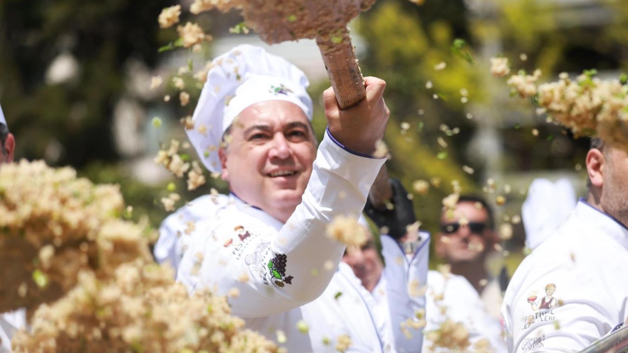 Manisa’nın lezzetleri buluştu... Başkan Dutlulu, mesir baharatlı bahar pilavı pişirdi