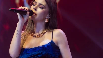 Mavi elbiseli Simge göz kamaştırdı