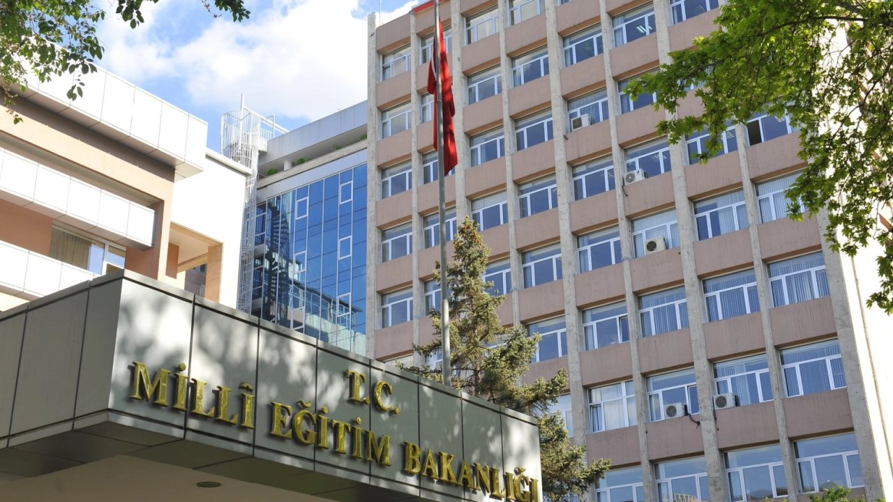 MEB'den izinsiz okullara devam eden öğrencilere yakın takip