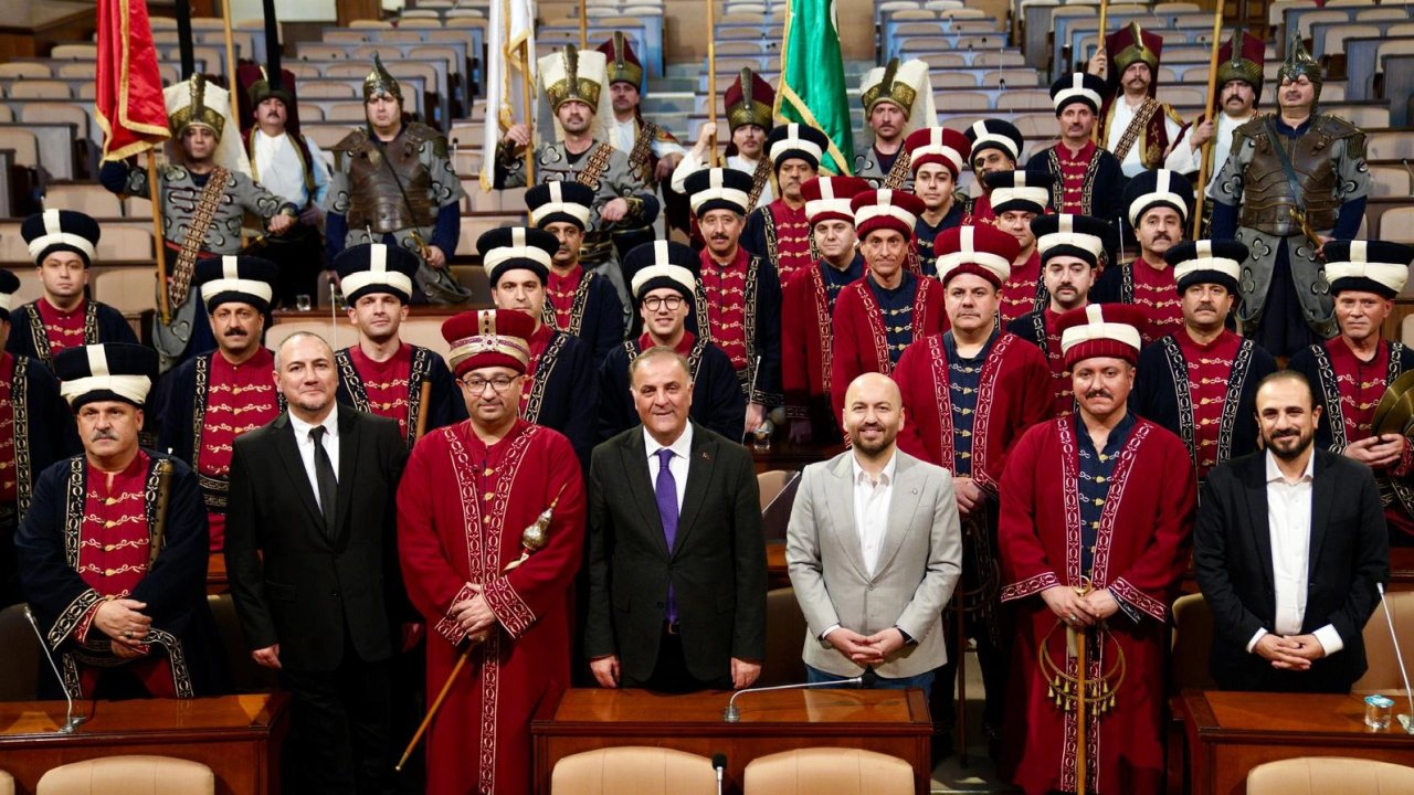 Milli maçta tribünleri coşturan mehteran Saraçhane'de