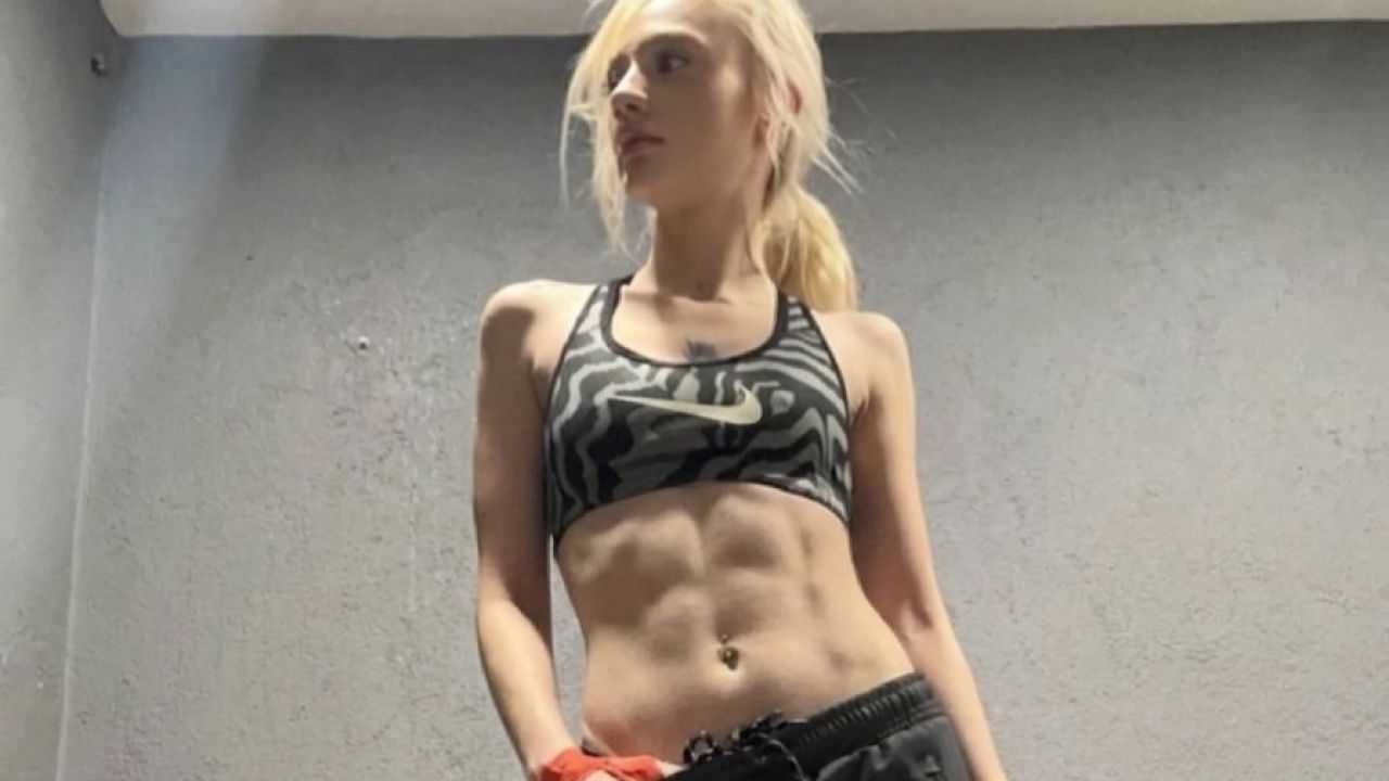 Nevide Çiçek'ten 'karın kası' şov