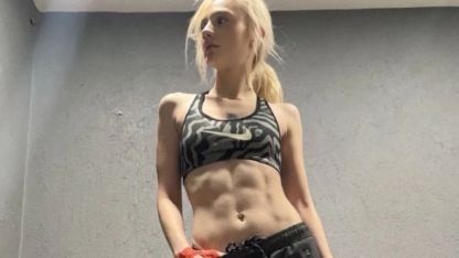 Nevide Çiçek'ten 'karın kası' şov