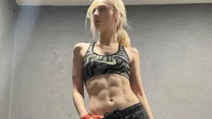 Nevide Çiçek'ten 'karın kası' şov