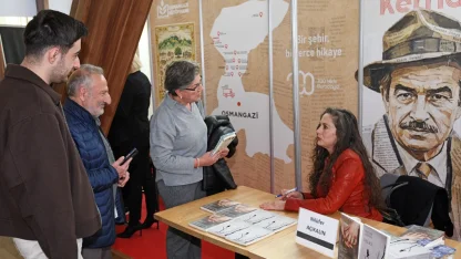 Nilüfer Açıkalın Bursa'da Osmangazi standında okurlarıyla buluştu