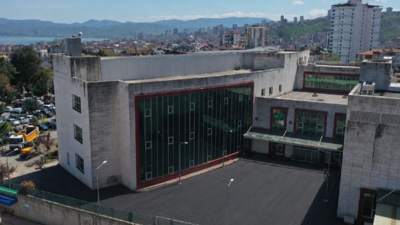 Ordu’da Fatsa Devlet Hastanesi önü sıcak asfaltla yenileniyor