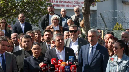 Özgür Özel, Bursa'da tutuklu bulunan Bozbey'i ziyaret etti