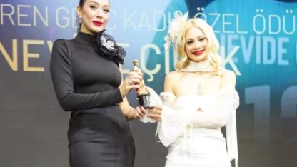 Raffles'ta yıldızlar geçidi: Nevide Çiçek'e 'İlham' Ödülü!