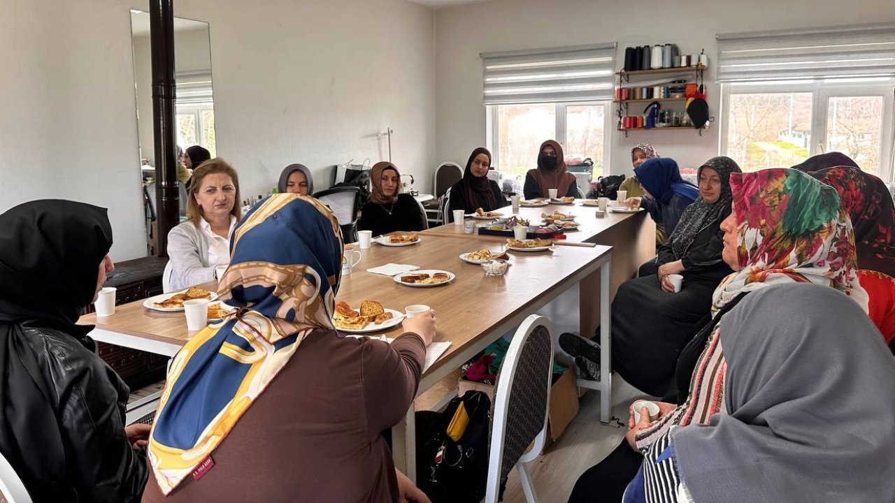 Sakarya Büyükşehir’in “Kadın Kadına” projesi 16 ilçede sahada