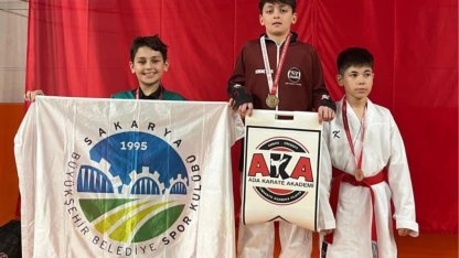 Sakaryalı sporcular kürsüden inmedi!